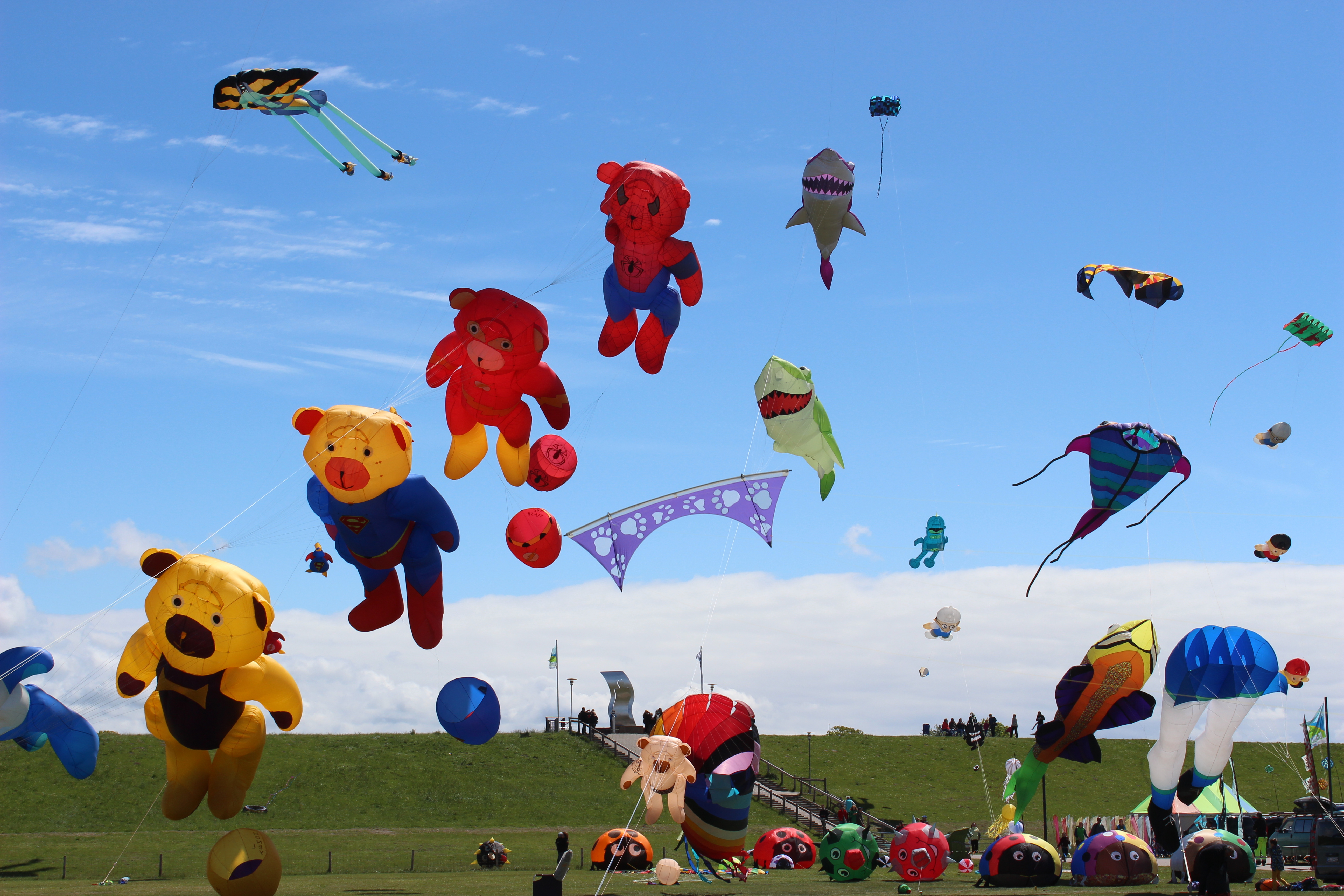 Bunte Bären im Himmel