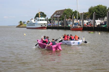 Papierboote im Hafen