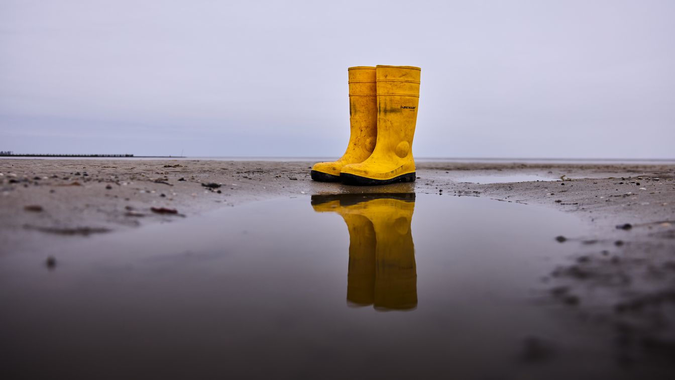 Gummistiefel im Watt