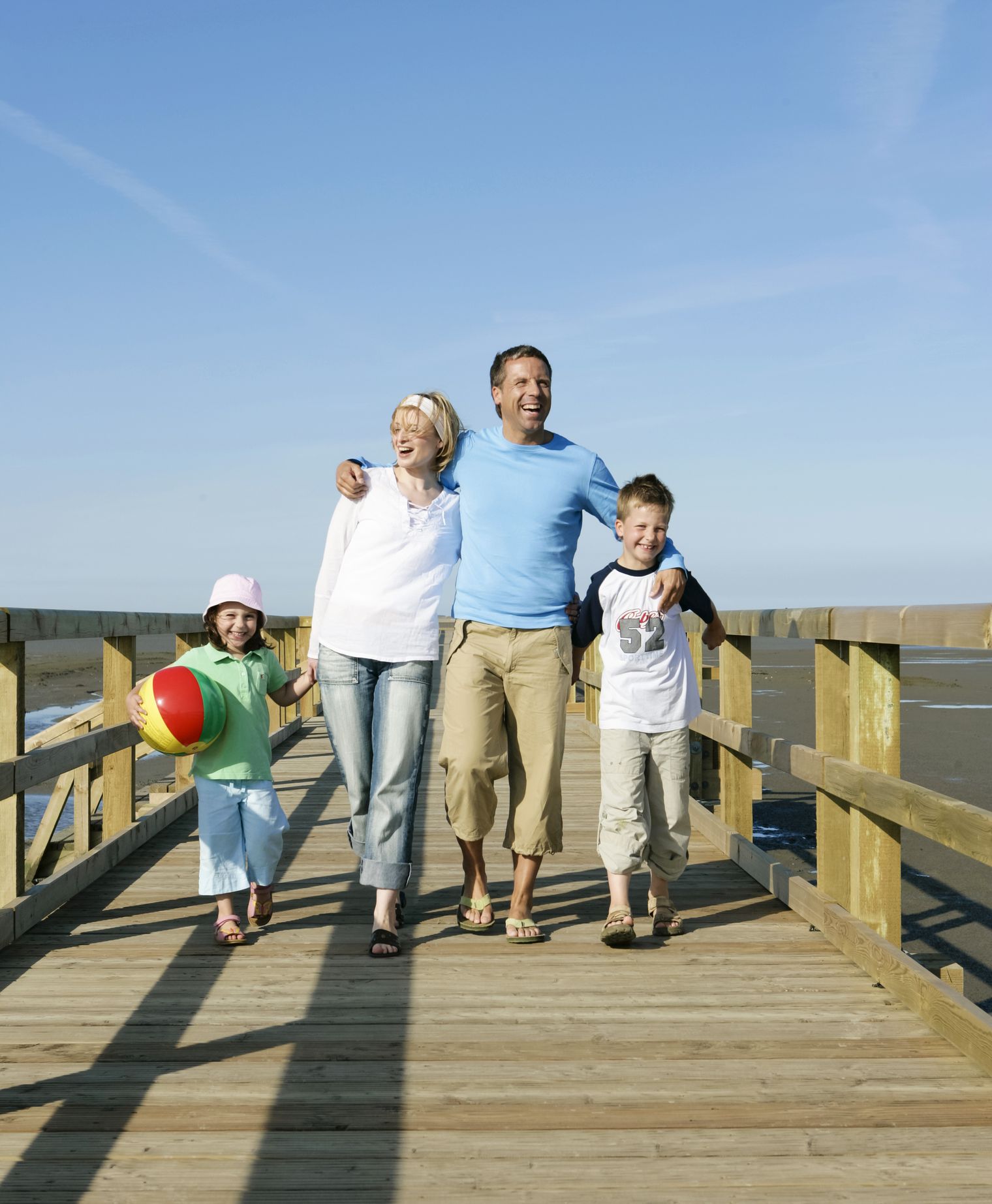 Familie auf dem Wattensteg